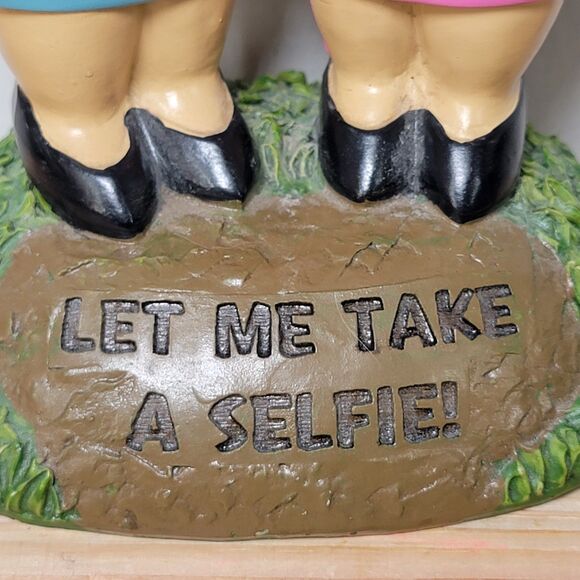 BigMouth Inc Best Friend Gnomes Resin Statue "Let Me Take A Selfie!" - Picture 2 of 9
